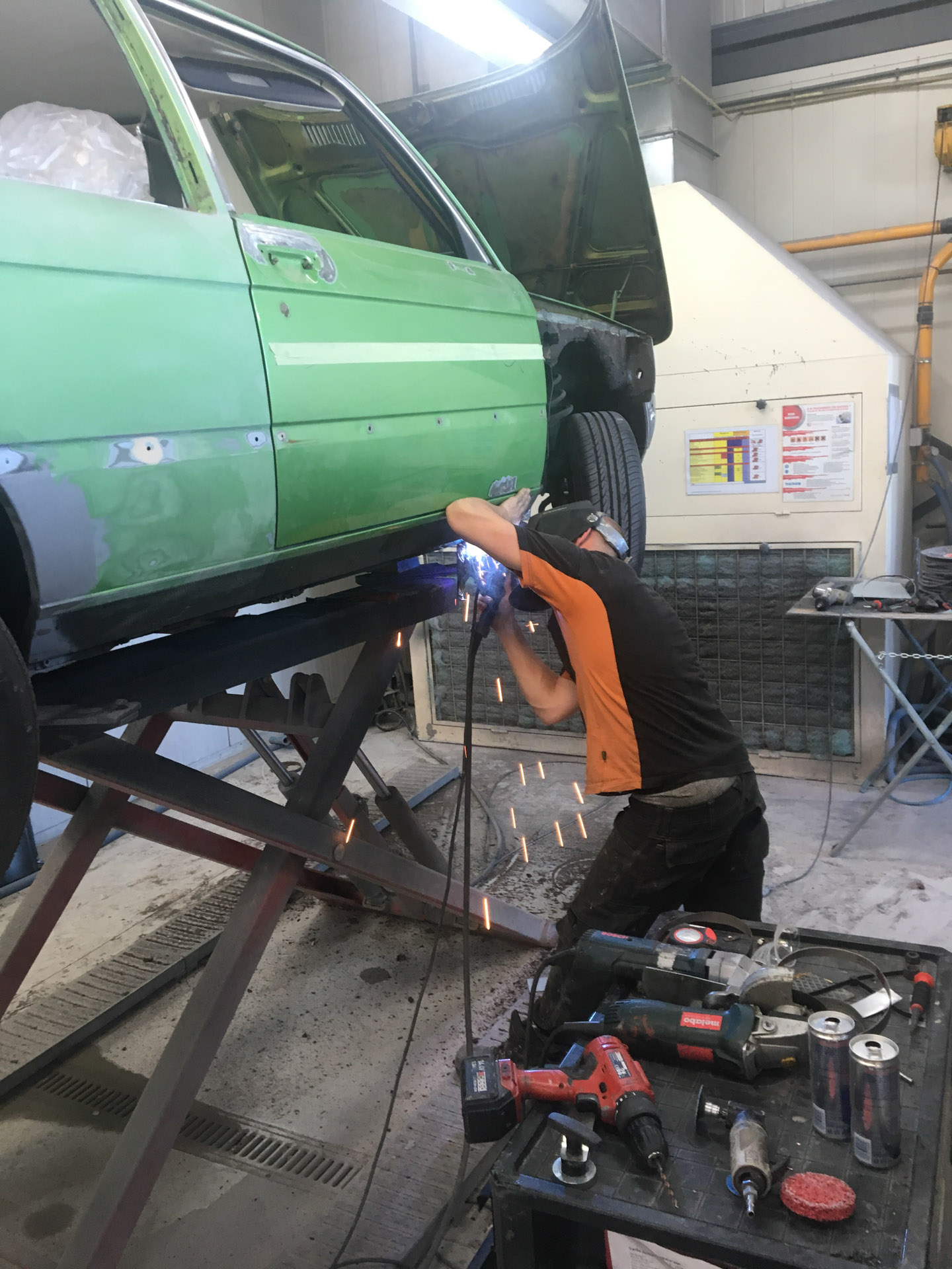 Vakman aan het werk in de BOAR werkplaats