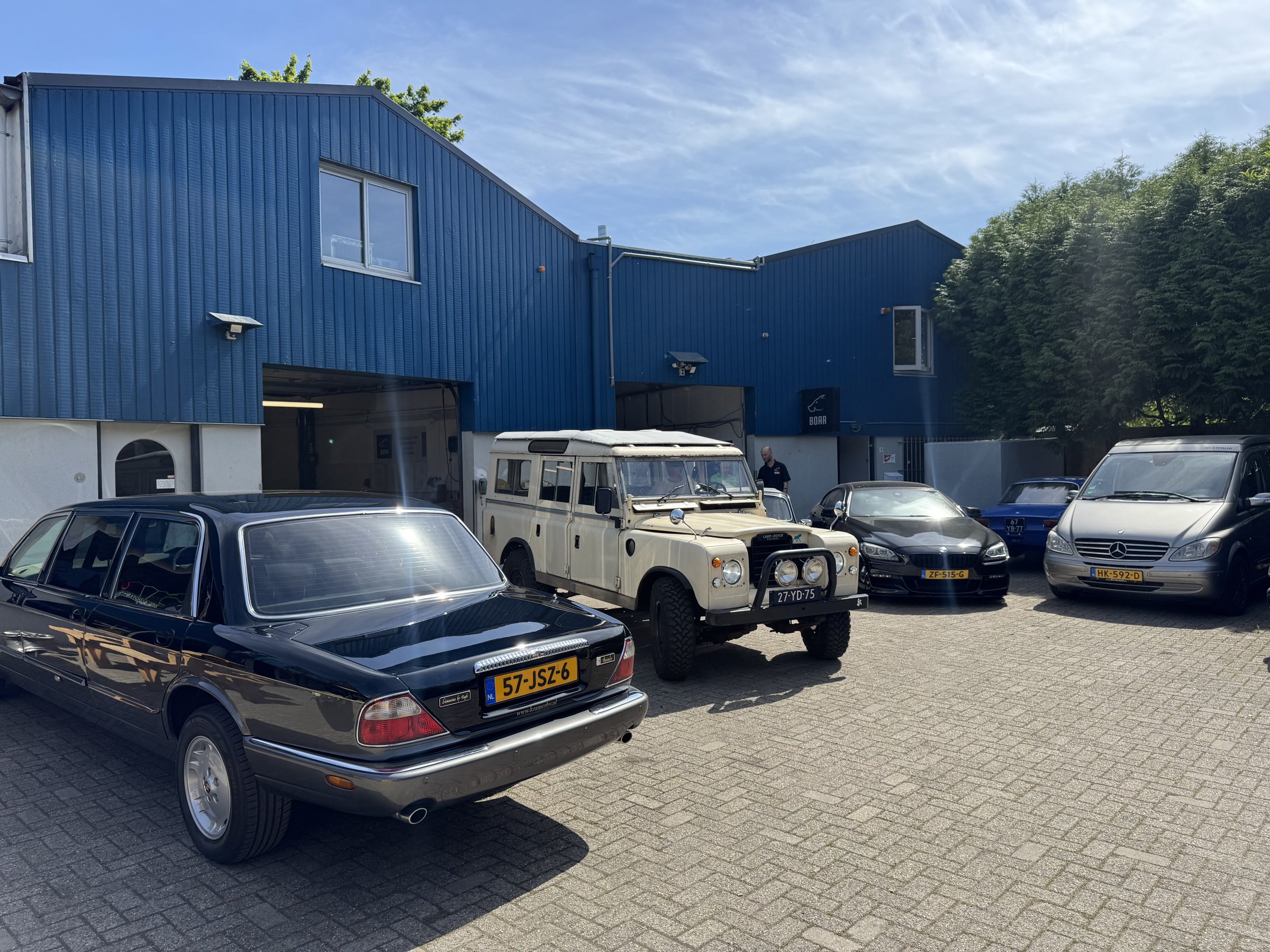 Werkplaats BOAR Velp met auto op de brug