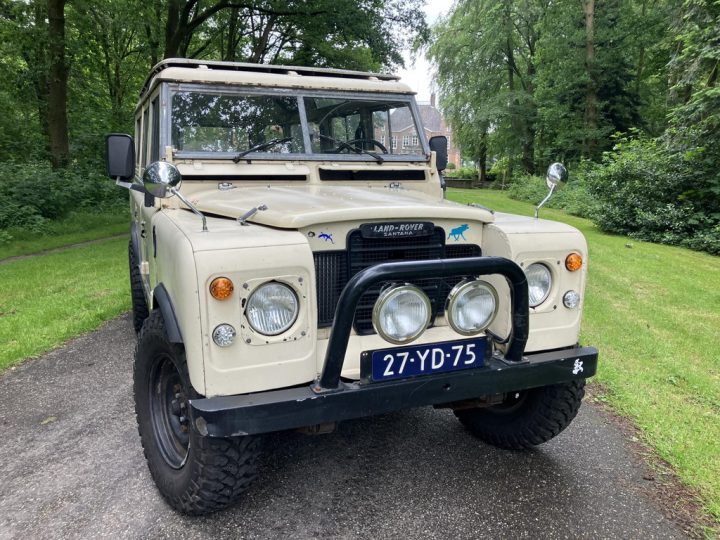 Land Rover 109 Santana